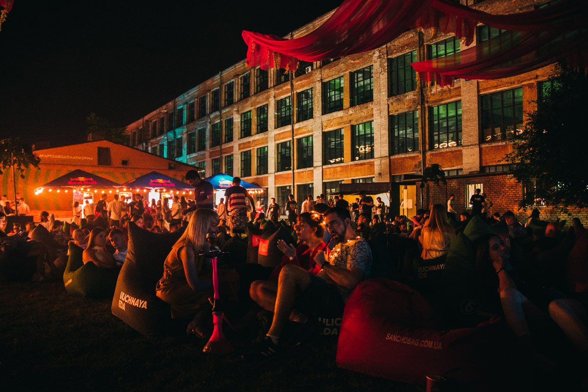 Подготовились и гости праздника: надели самые яркие луки, сделали самый эффектный макияж и выпили самые крепкие напитки Подготовились и гости праздника: надели самые яркие луки, сделали самый эффектный макияж и выпили самые крепкие напитки