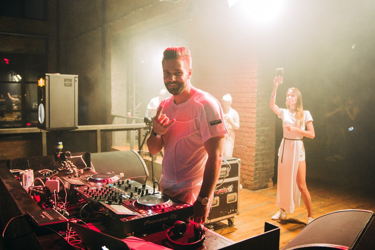 Изобилие музыки, алкоголя, фото и лаунж зоны - здесь каждый найдет что-то крутое и почувствует себя особенным Изобилие музыки, алкоголя, фото и лаунж зоны - здесь каждый найдет что-то крутое и почувствует себя особенным