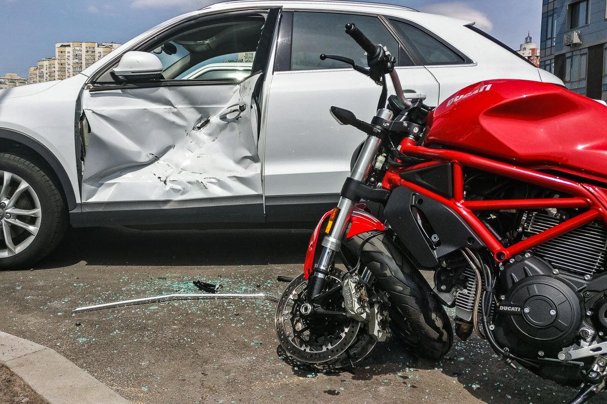 В Киеве на парковке дома по адресу улица Трускавецкая, 6а произошла авария с участием пилота мотоцикла Ducati и автомобиля Audi Q3