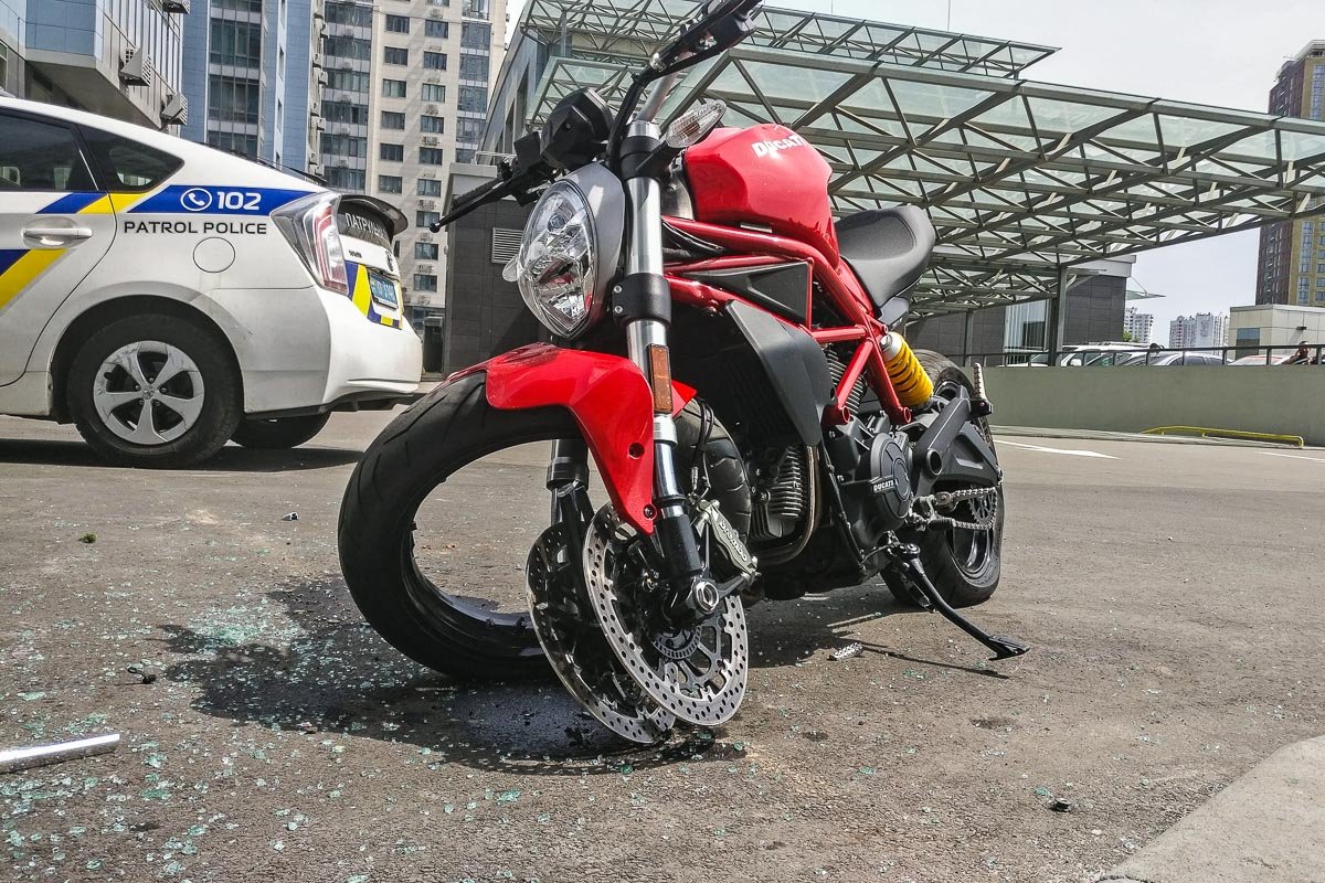 В результате аварии мотоцикл получил серьезные повреждения вилки и переднего колеса