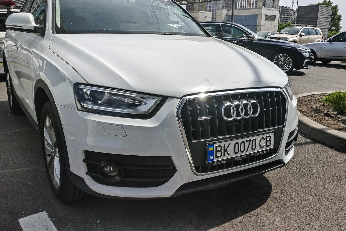 У Audi разбит левый бок и лобовое стекло