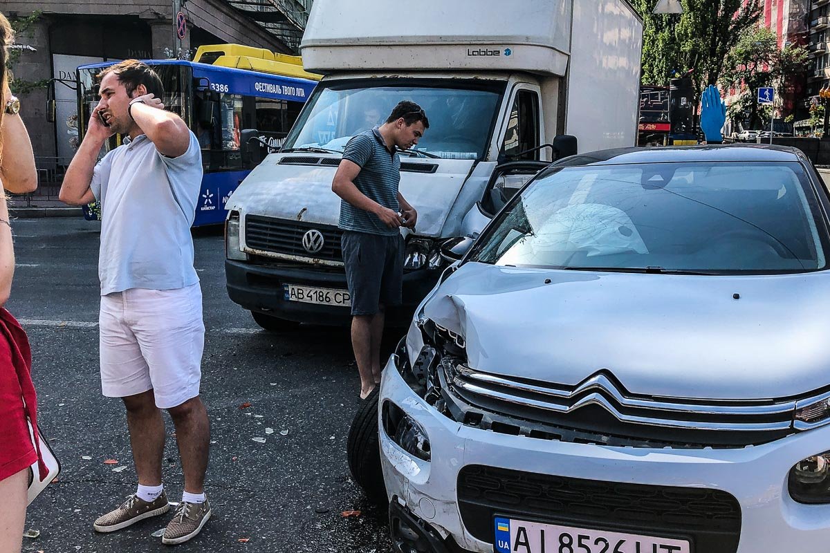 В воскресенье, 16 июня, в центре Киева произошла авария с участием двух автомобилей