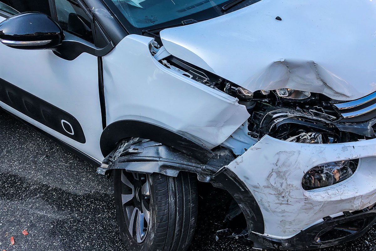 На съезде с бульвара Шевченко на улицу Бассейную Citroen столкнулся с фургоном Volkswagen