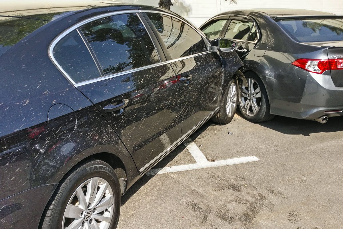 От удара Daewoo откинуло на несколько метров и развернуло на дороге