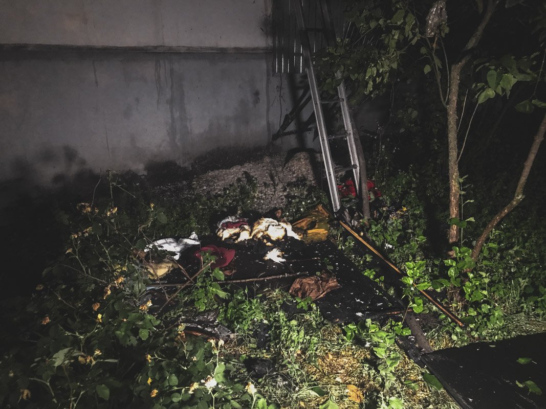 Огонь охватил охватил одну из комнат трехкомнатной квартиры