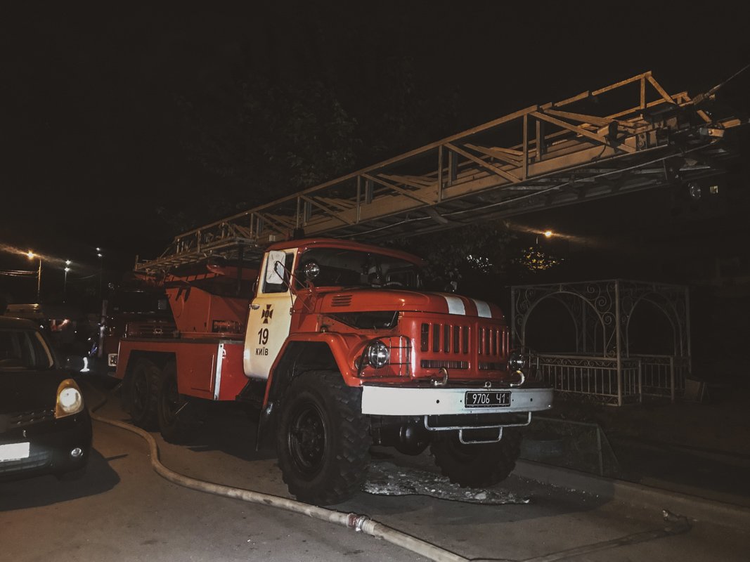 Спасатели эвакуировали 12 человек с вышестоящих этажей