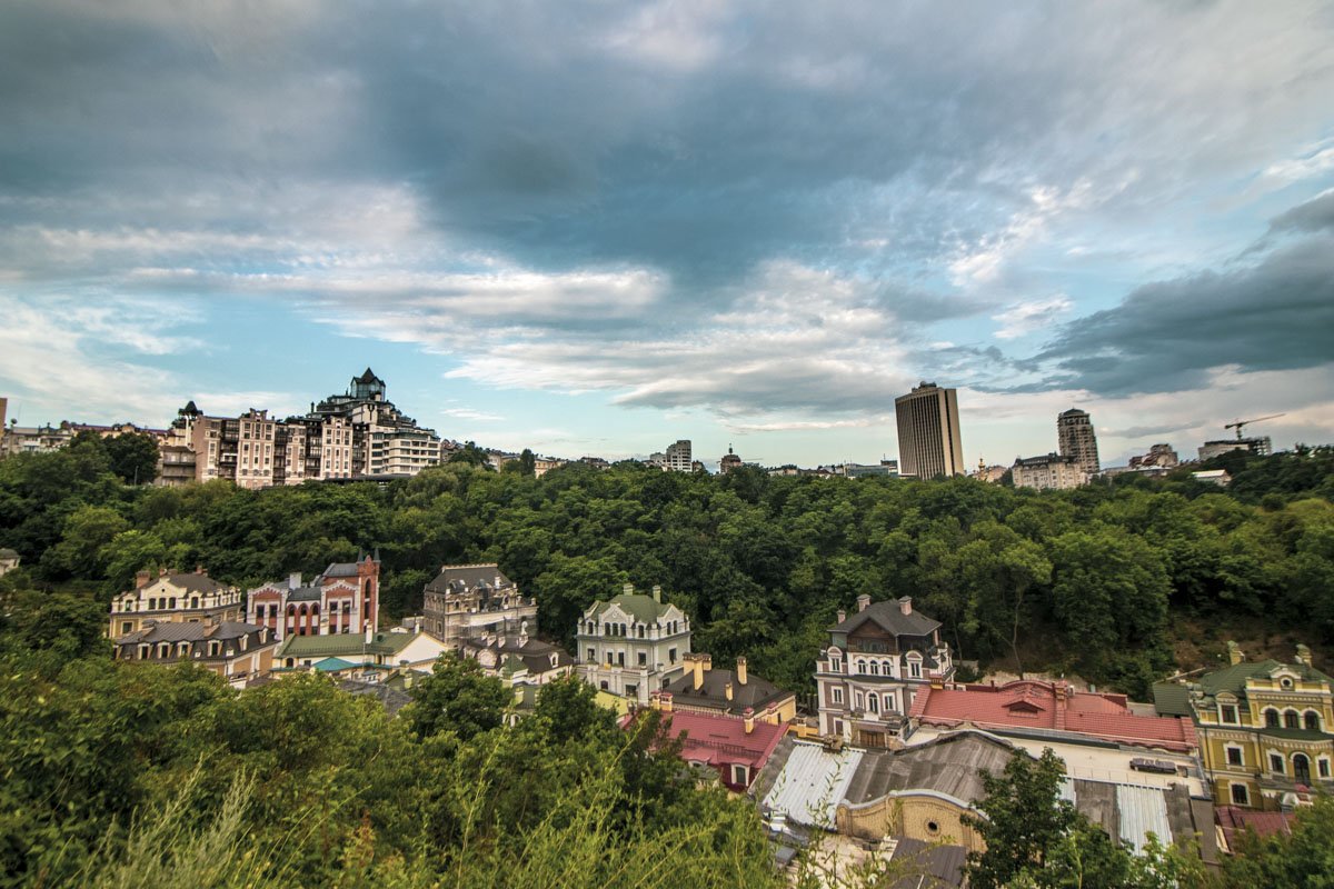 Дневные краски заливают улицы и освещают крыши Воздвиженки