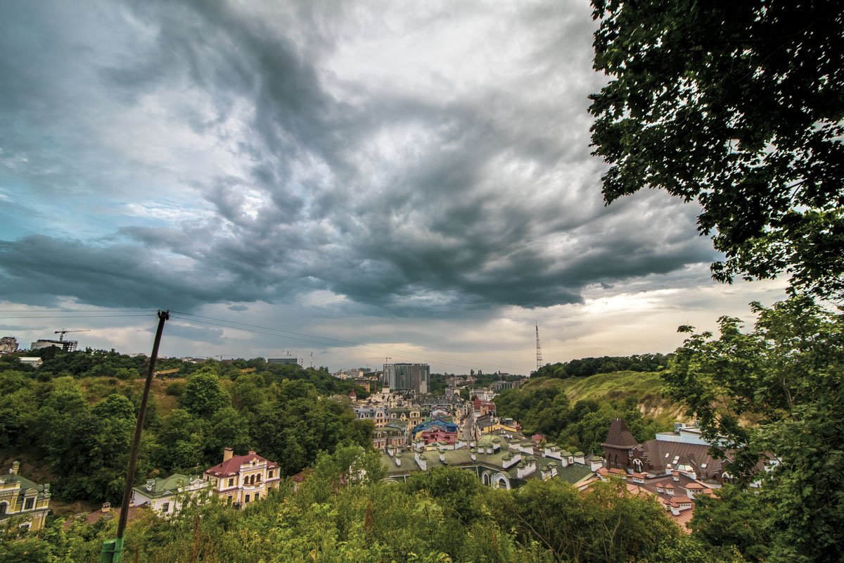 Завораживающие облака расстелились над Подолом