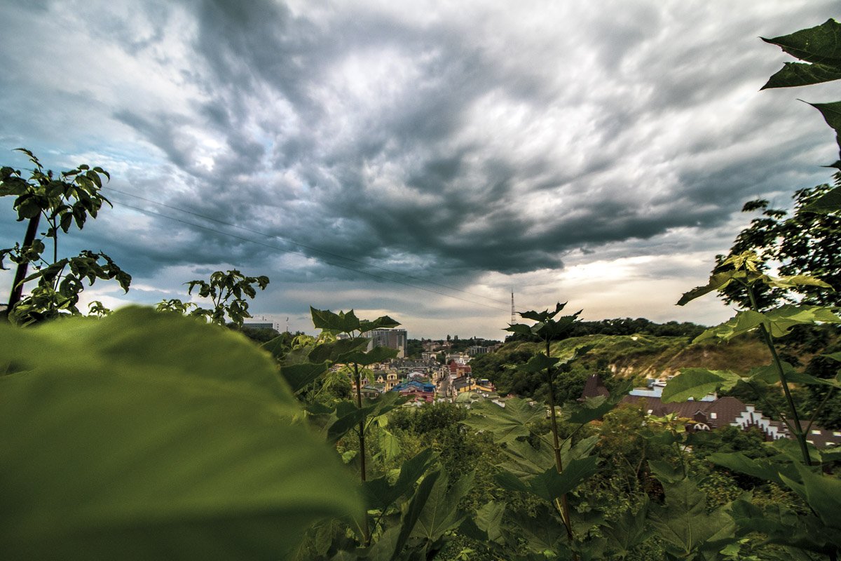 Слишком много контрастов в одном фото. Каждый сможет выделить что-то для себя