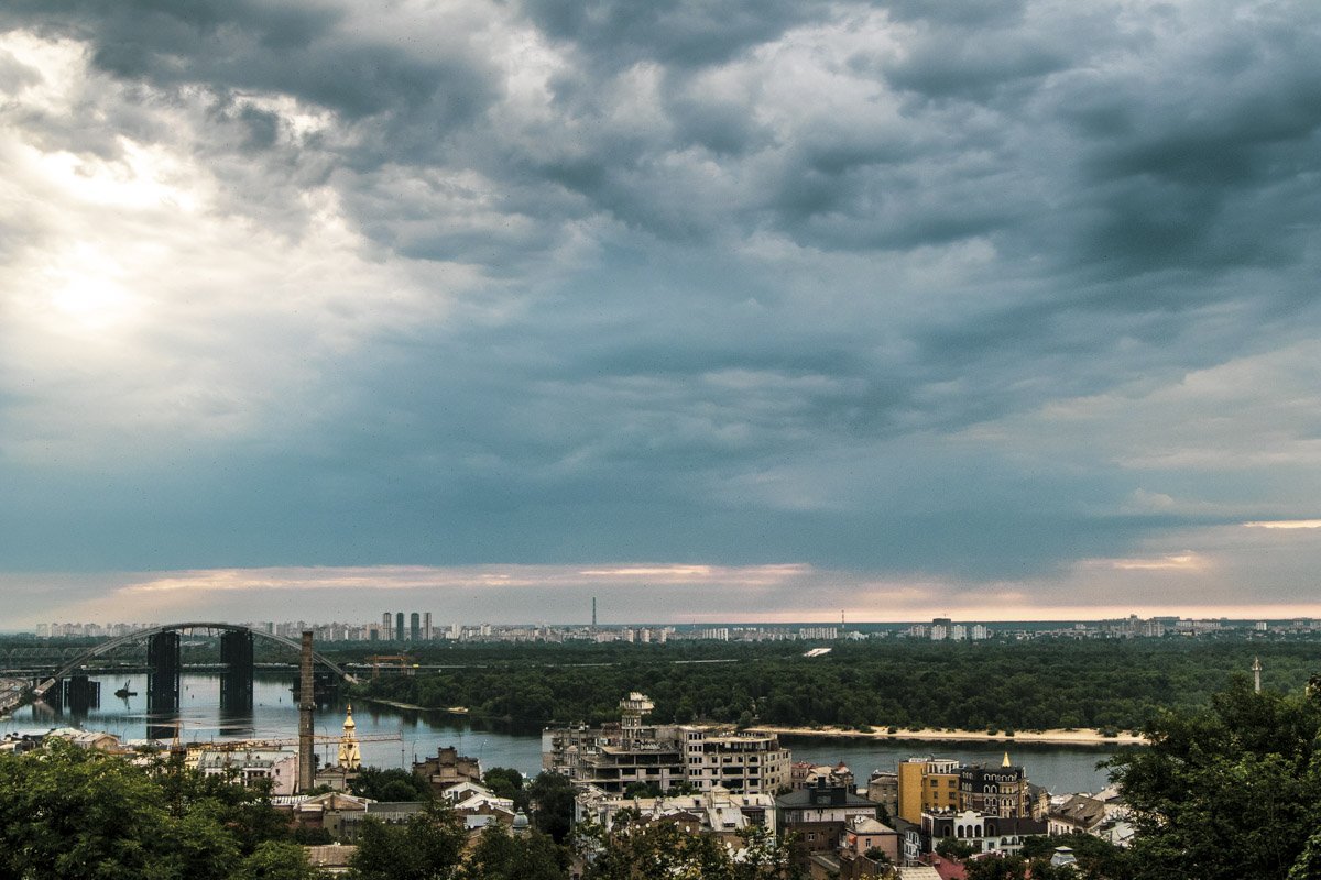 Где-то там, далеко, виднеются высотки Воскресенки
