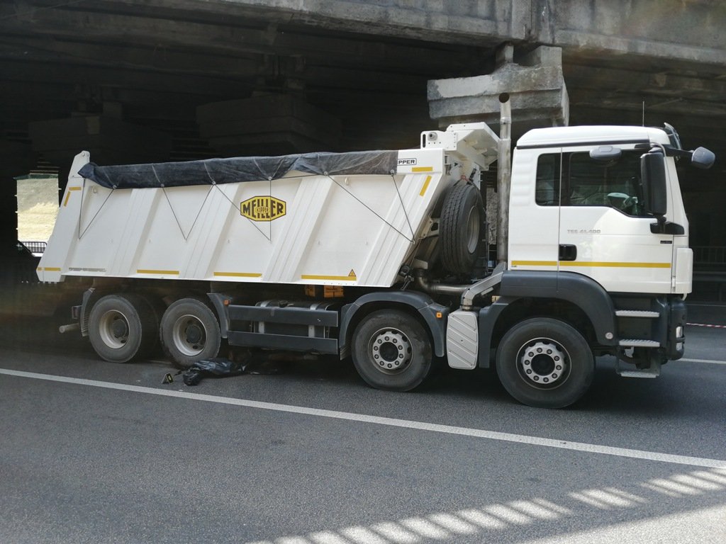 Водитель не успел отреагировать на это, и по инерции грузовик протянул тело еще несколько десятков метров Водитель не успел отреагировать на это, и по инерции грузовик протянул тело еще несколько десятков метров