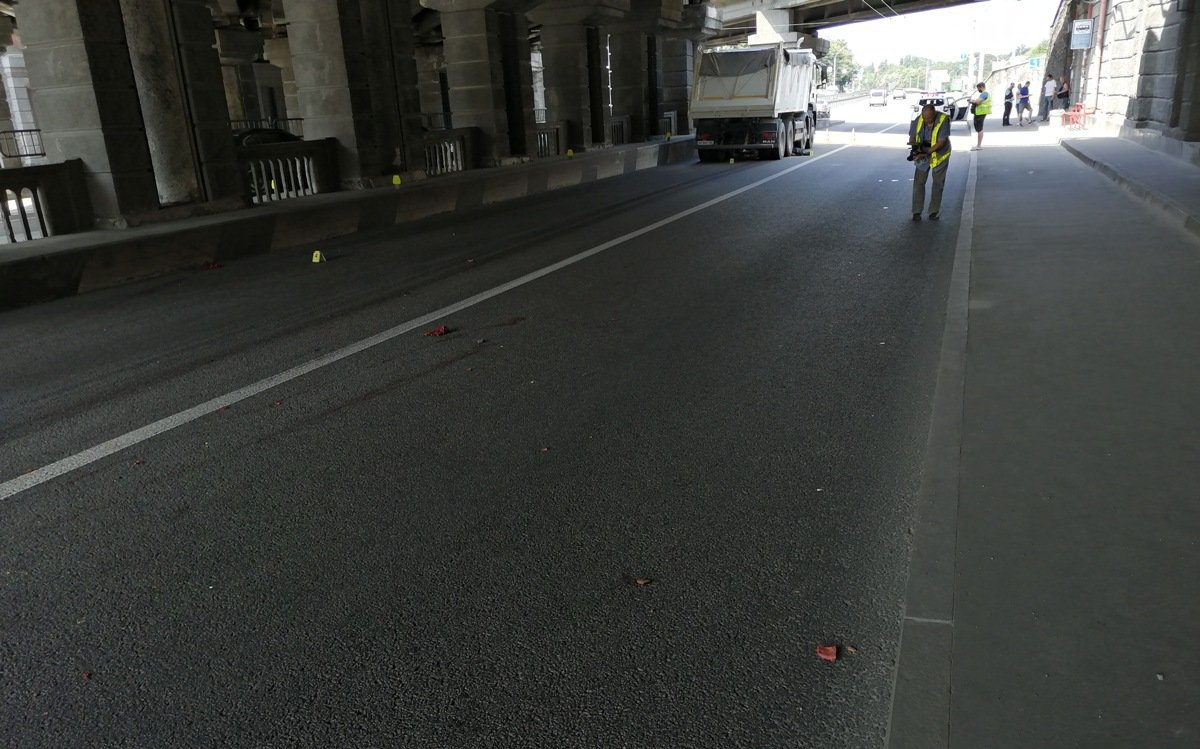 Шансов выжить у мужчины не было - вокруг остались лежать фрагменты черепа и части тела, а также пятна крови Шансов выжить у мужчины не было - вокруг остались лежать фрагменты черепа и части тела, а также пятна крови