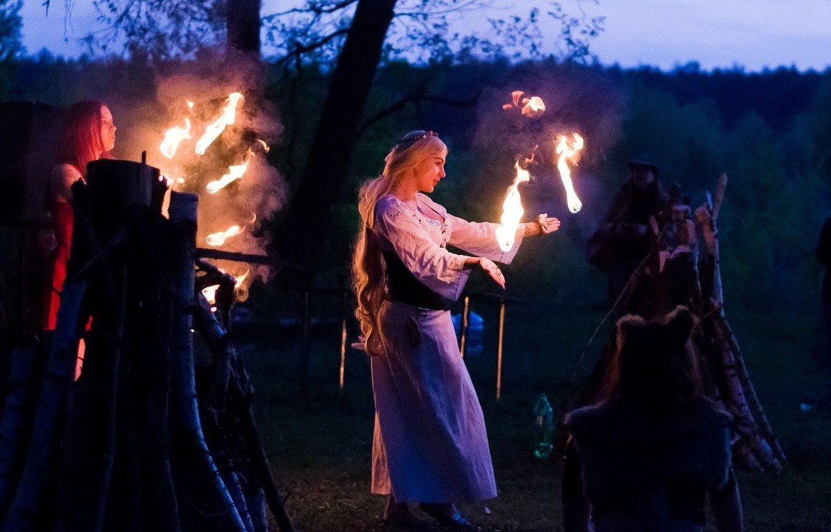 После захода солнца всех ждет огненное шоу