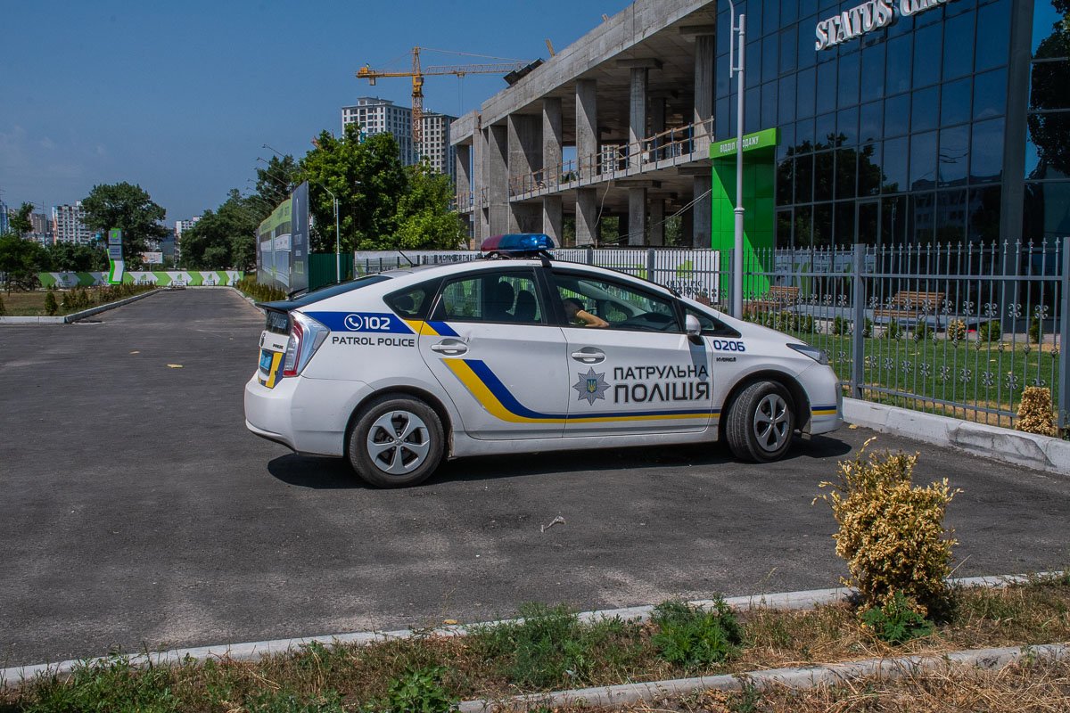 На место прибыли сотрудники патрульной полиции, а также следственно-оперативная группа На место прибыли сотрудники патрульной полиции, а также следственно-оперативная группа
