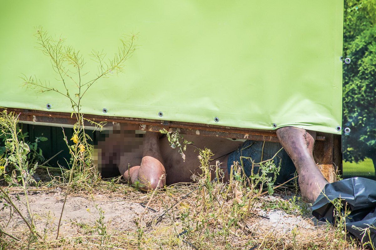 Нога погибшего, которая выглядывала из-под баннера, почернела Нога погибшего, которая выглядывала из-под баннера, почернела
