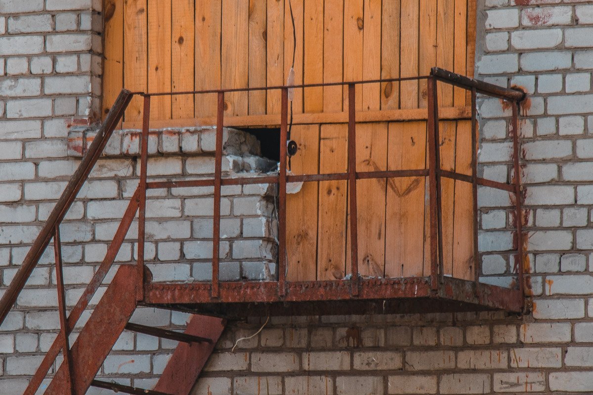 Все окна, двери в здании заколочены