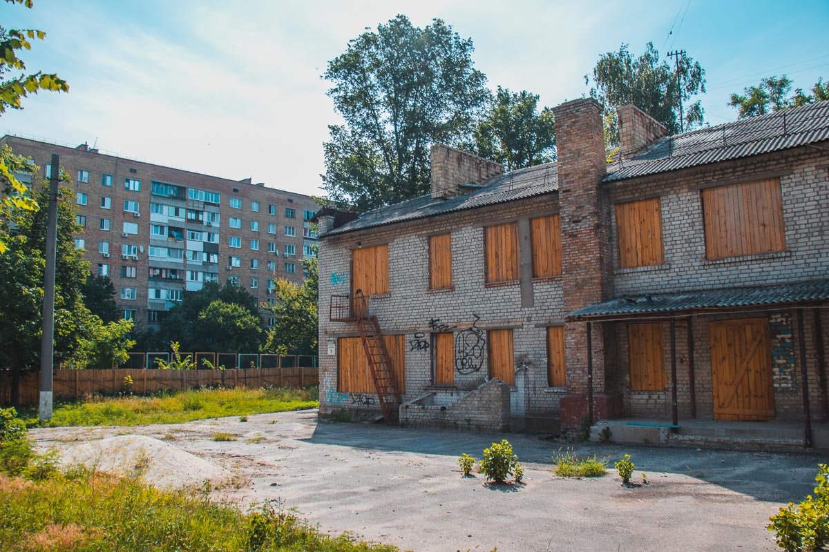 Здание находится в крайне запущенном состоянии