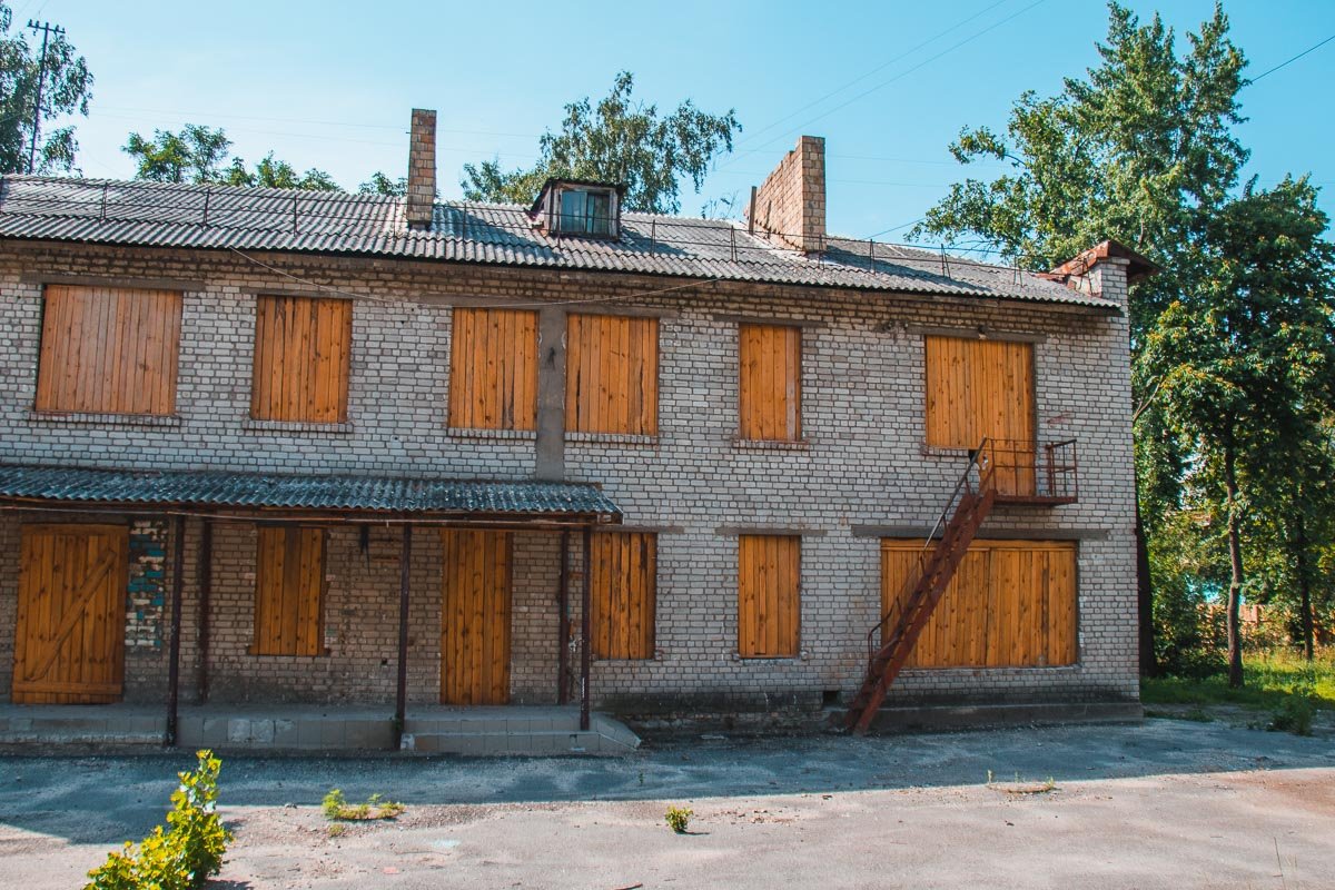 Реконструируют входы и лестницы. Полностью заменят окна и двери