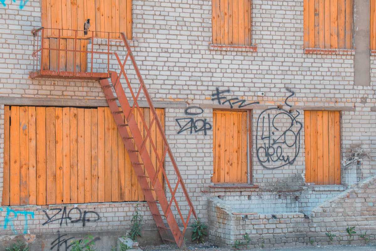 Сделают современную противопожарную систему. Также отремонтируют потолки, стены и полы