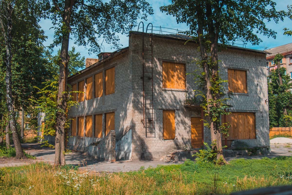 Фасад утеплят. На входе сделают пандус. Также на эти деньги купят оборудование для пищеблока