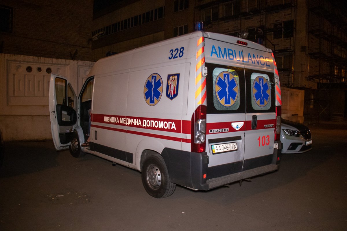 Мужчину уговорили спуститься и передали медикам