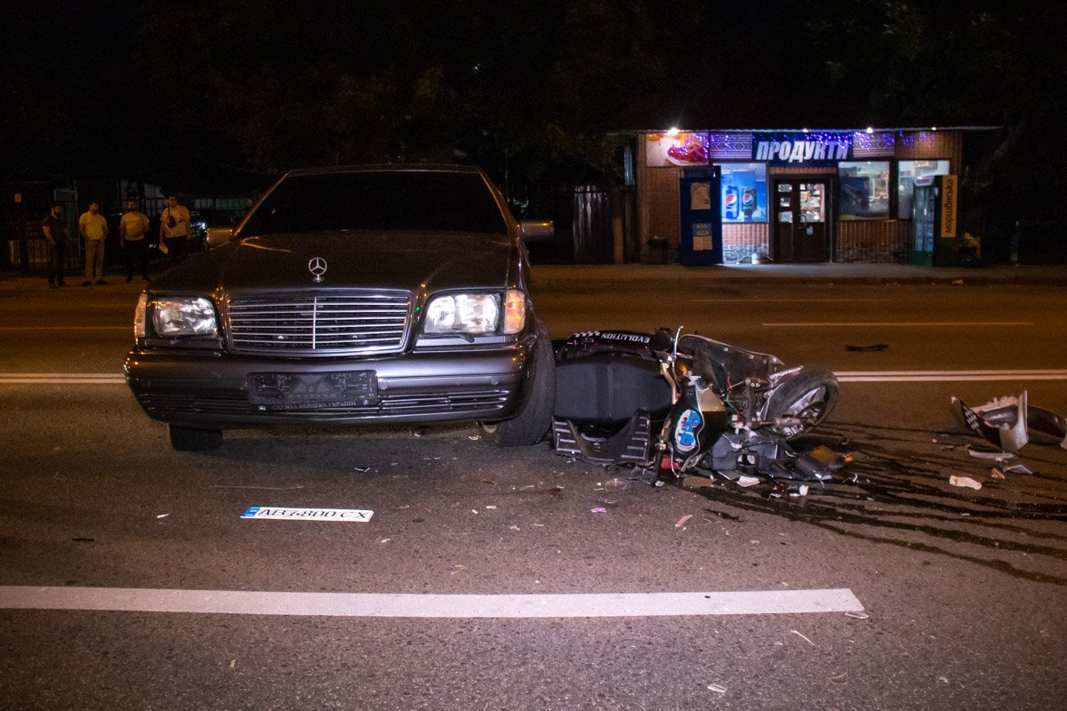 Столкнулись автомобиль Mercedes-Benz W140 и мопед