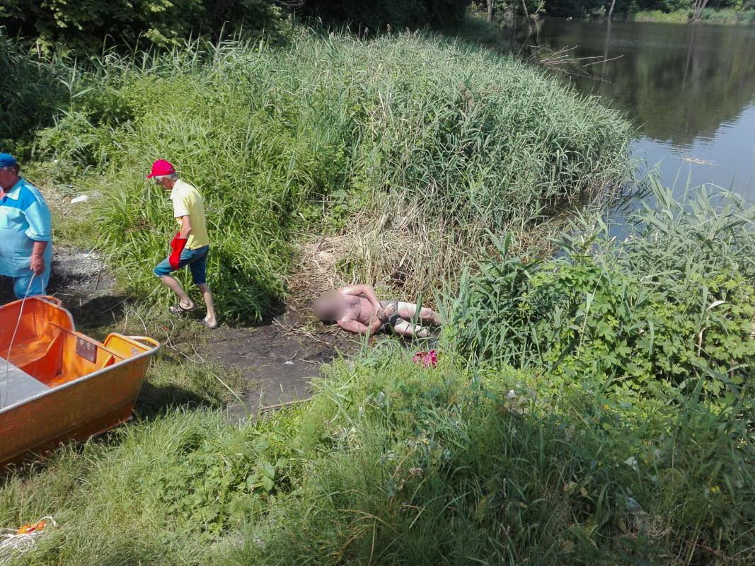 В Соломенском районе Киева недалеко от адреса улица Колосковая, 7 из воды достали труп мужчины