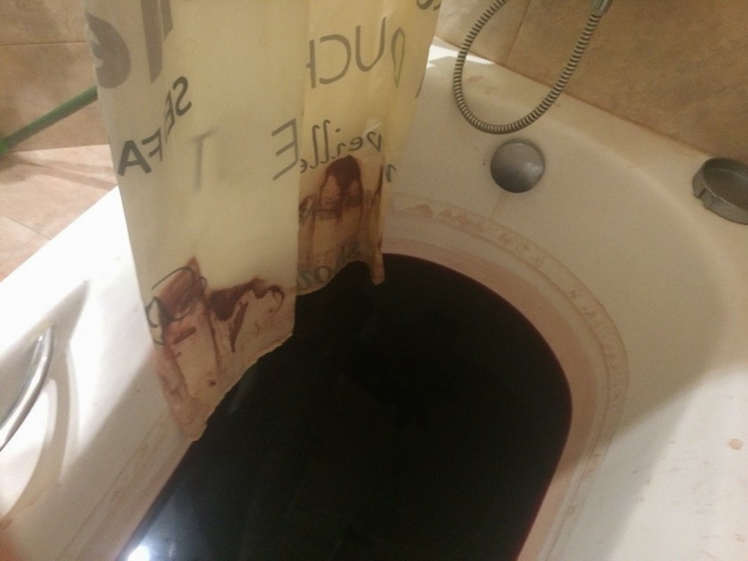 В Киеве мужчина нашел брата мертвым в кровавой ванной В Киеве мужчина нашел брата мертвым в кровавой ванной