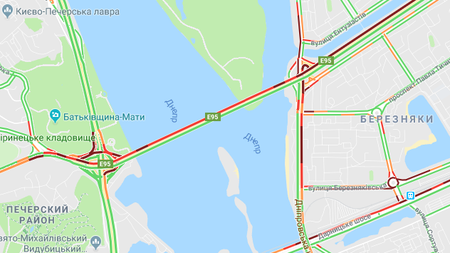 Традиционно загружены все мосты, соединяющие правый и левый берег