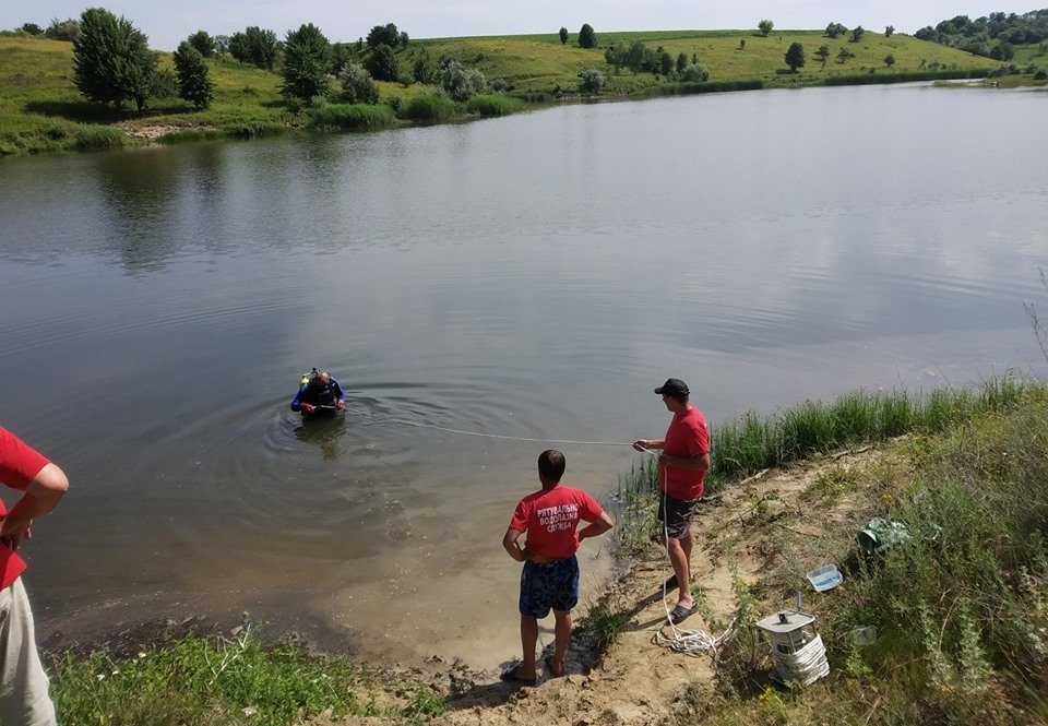 Под Киевом почти сутки искали тело утонувшего мальчика