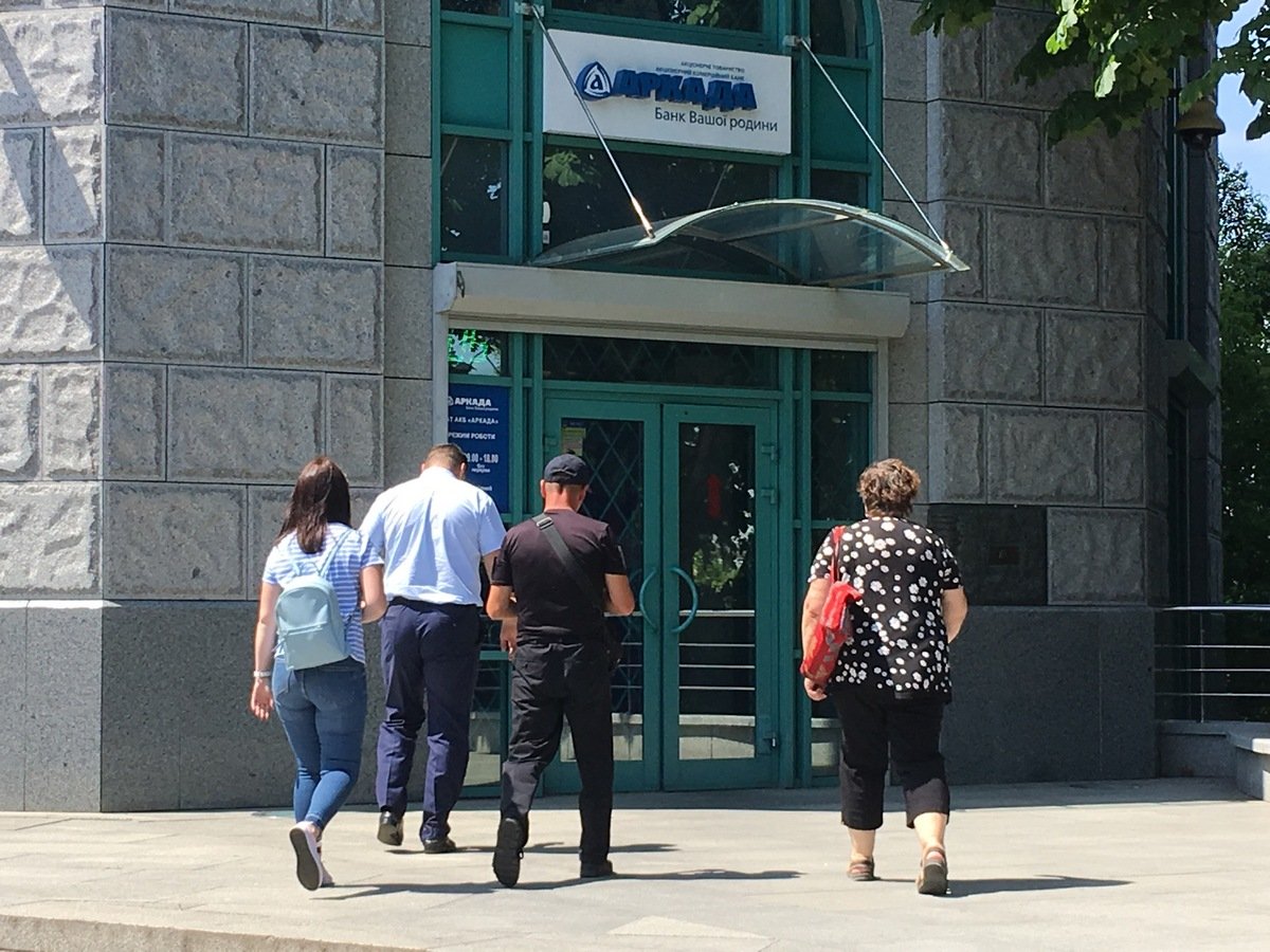 Вкладчики трех жилых комплексов, строительством которых занимается банк "Аркада", провели митинг под его стенами