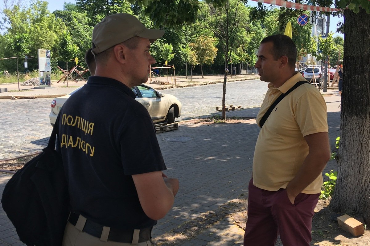 Они требовали объяснить, почему было заморожено строительство, и почему нельзя вернуть свои деньги, которые они вкладывали в строительство