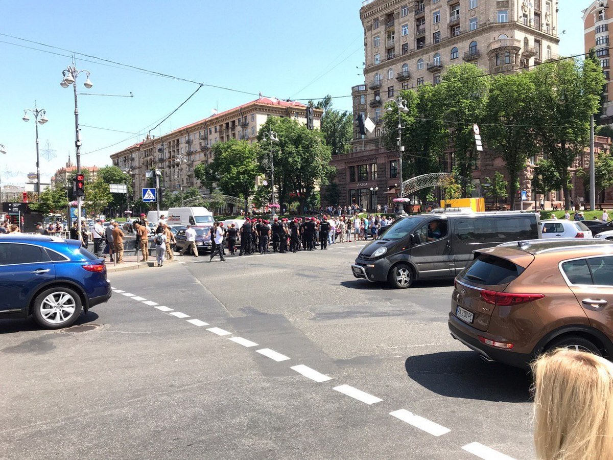 Также они попытались блокировать движение по Крещатику