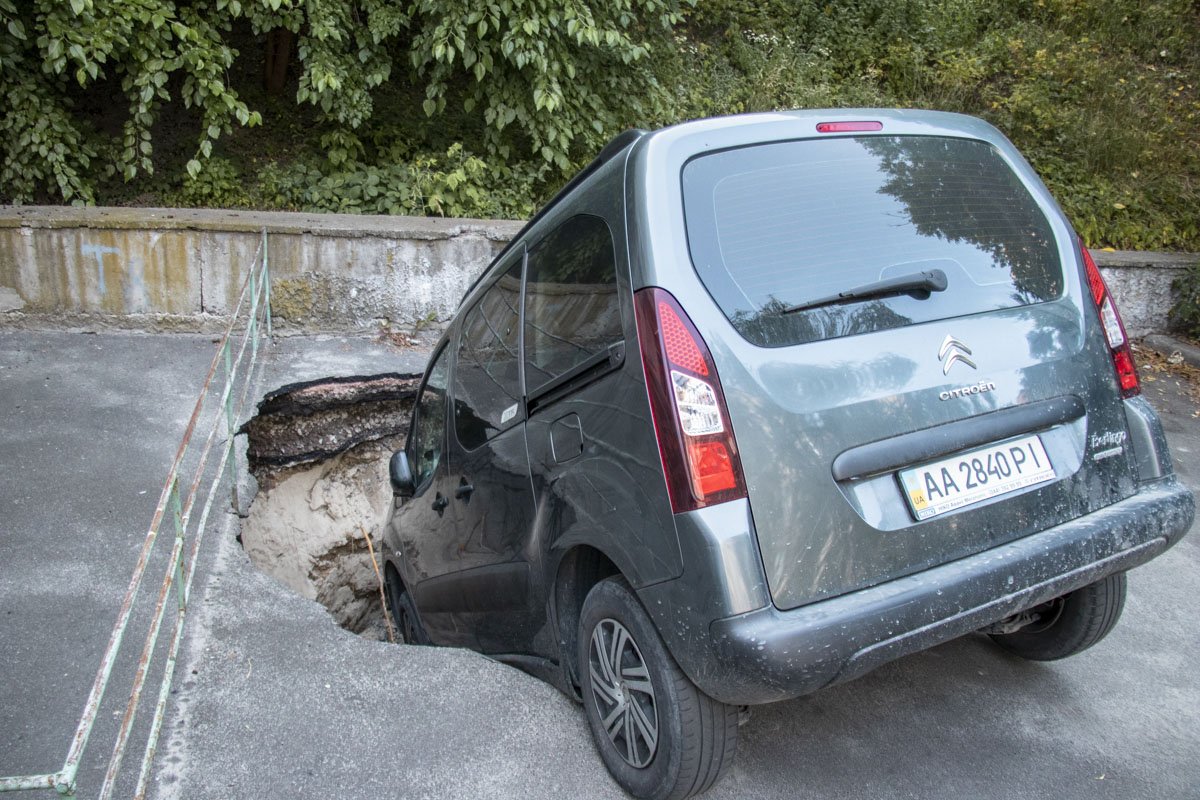 В центре Киева автомобиль провалился в асфальт 