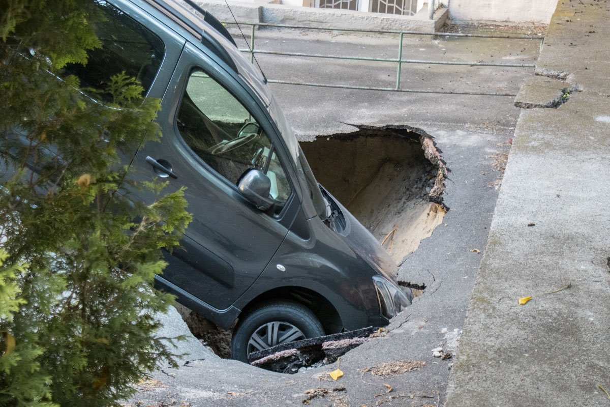 Достать авто возможно только при помощи эвакуатора 