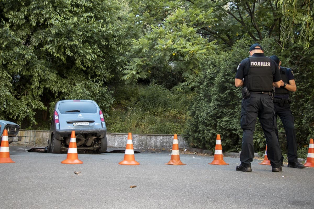 Место обвала оградили, однако на данном участке остаются еще несколько машин 