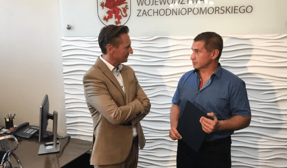 Андрей Сировацкий, украинец, который спас двух женщин и двух детей в ДТП в Польше, получил награду от властей Андрей Сировацкий, украинец, который спас двух женщин и двух детей в ДТП в Польше, получил награду от властей