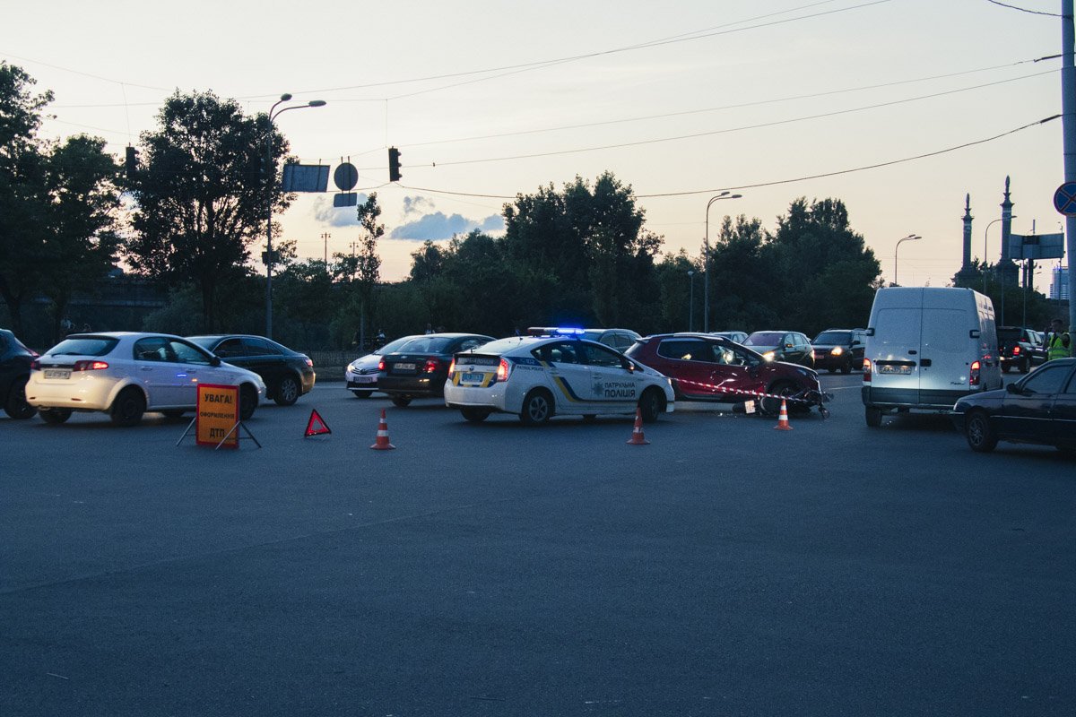 В Днепровской районе Киева мотоцикл протаранил Peugeot В Днепровской районе Киева мотоцикл протаранил Peugeot
