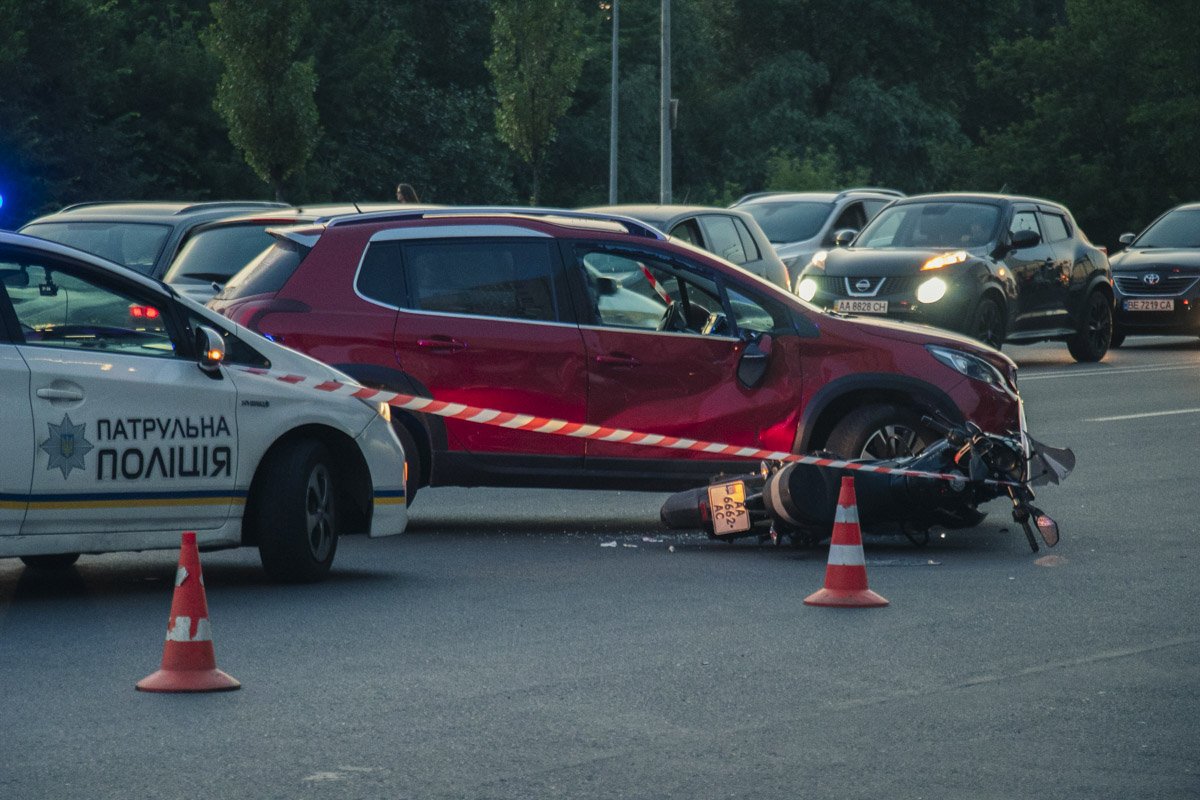 ДТП случилось на Днепровской набережной ДТП случилось на Днепровской набережной