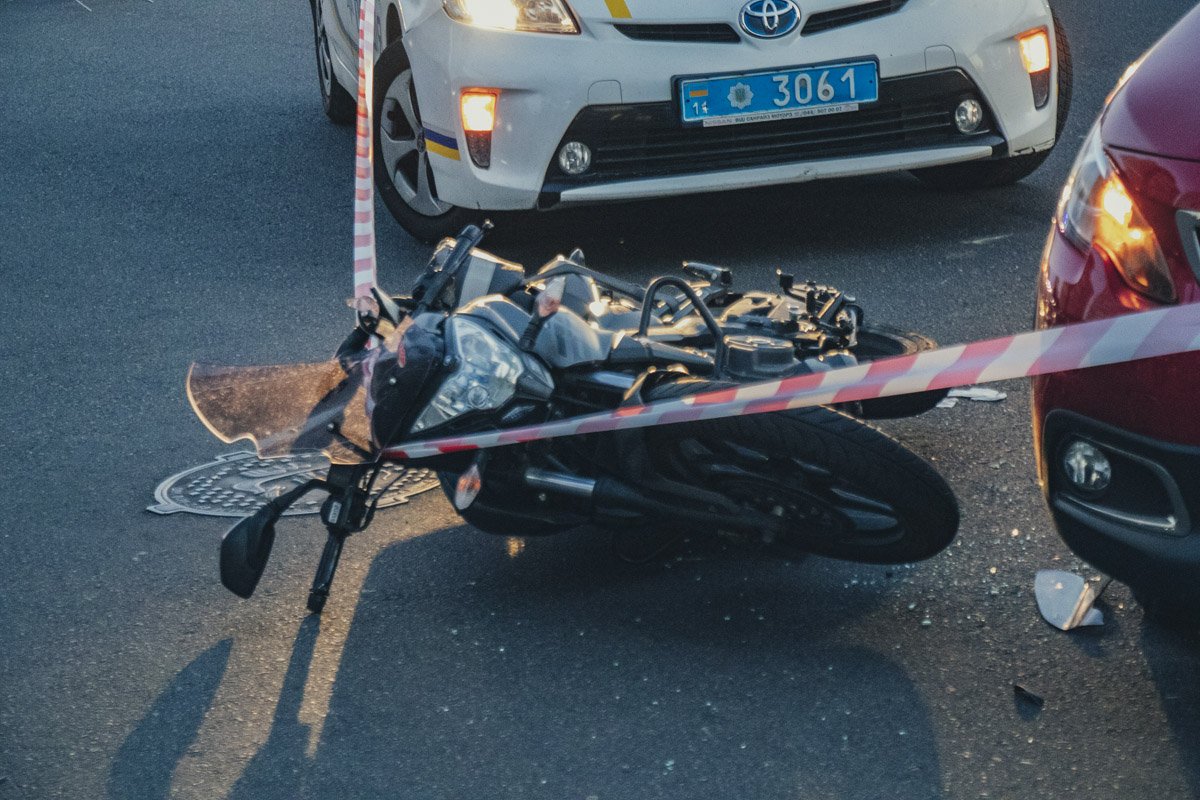 Байкер получил травму ноги Байкер получил травму ноги