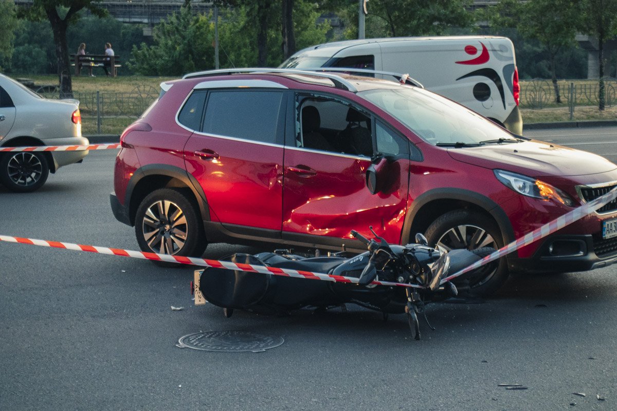 Предварительно, автомобиль решил развернуться на пути байка Предварительно, автомобиль решил развернуться на пути байка
