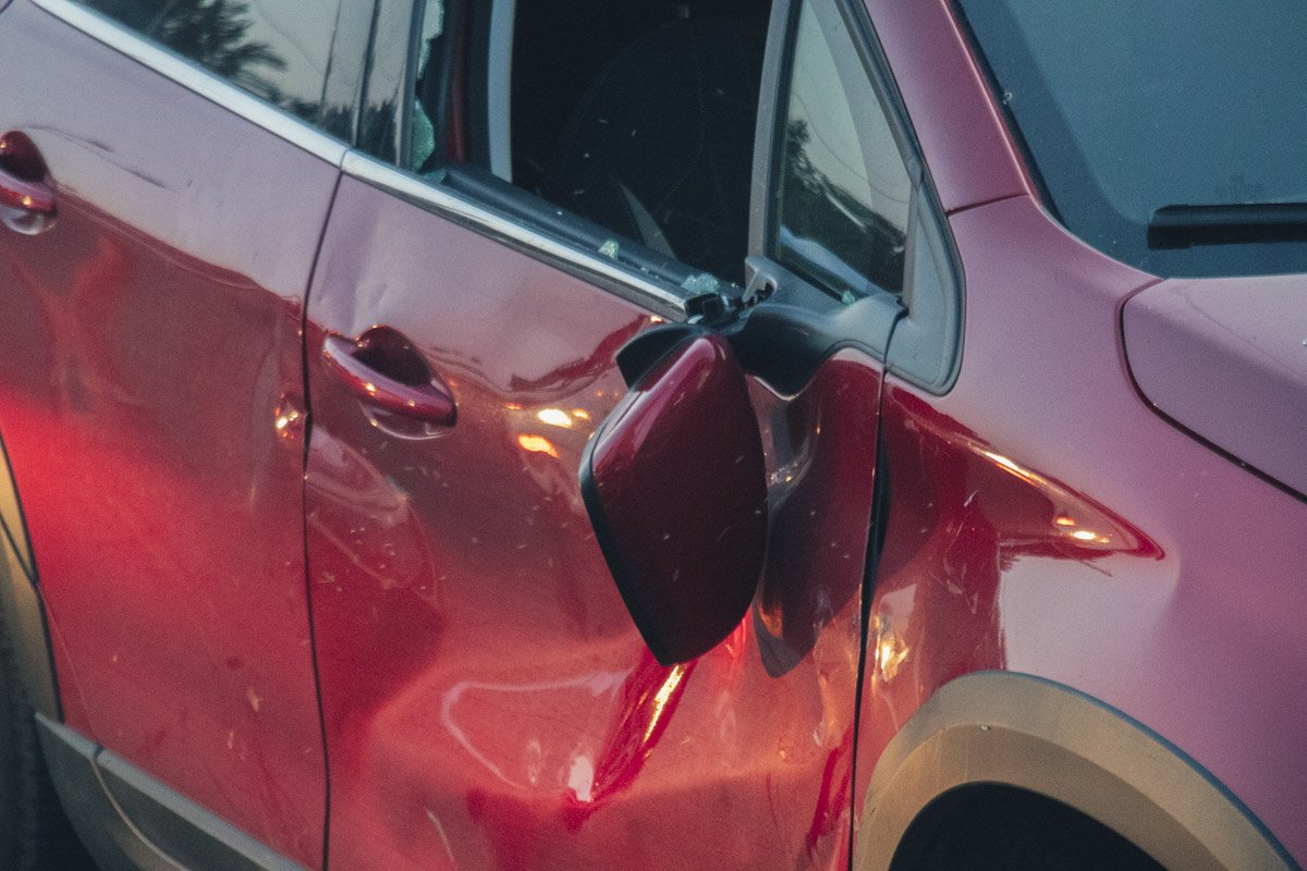 Удар пришелся в боковую дверь Peugeot Удар пришелся в боковую дверь Peugeot