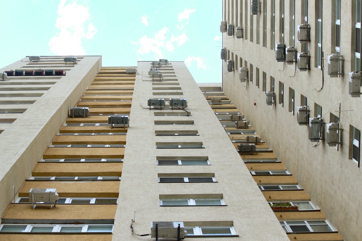 В жилом доме по адресу бульвар Перова, 10а в своей квартире погиб нардеп партии «Народный фронт» и военный Дмитрий Тымчук