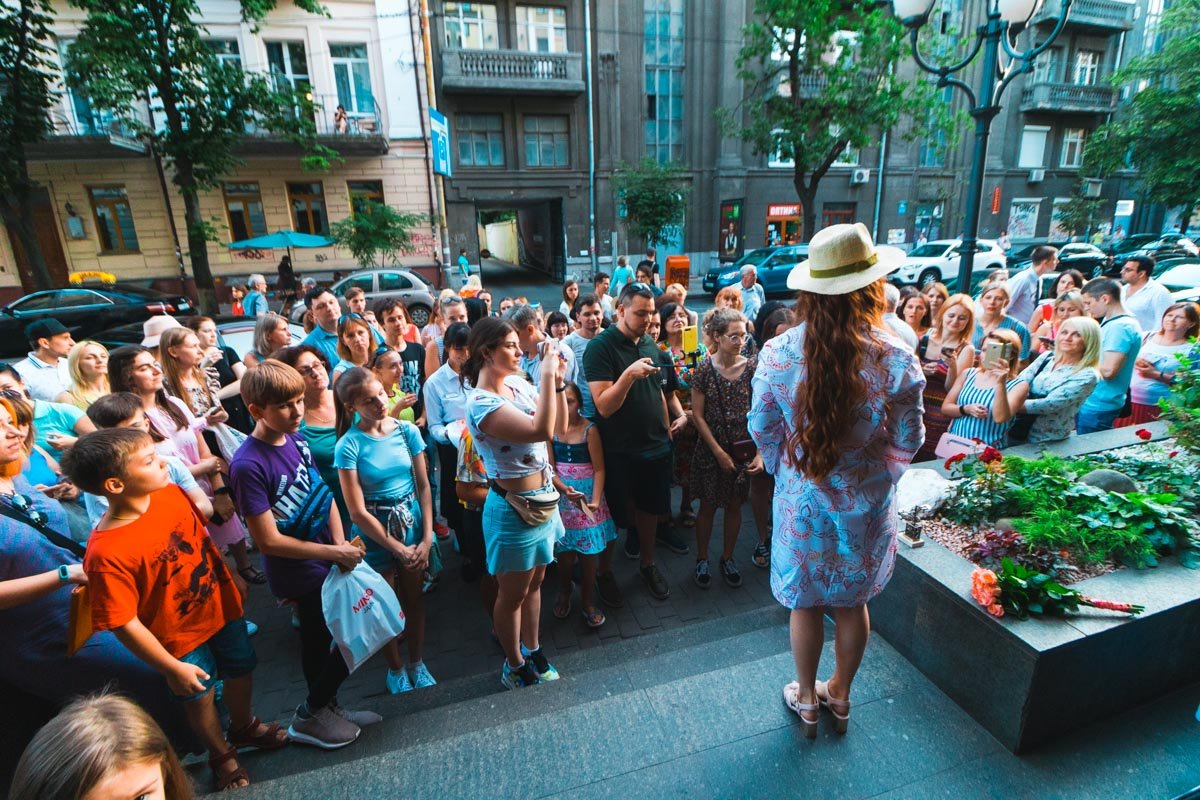 Посмотреть на новое творение и пообщаться с Юлией всегда приходят десятки людей