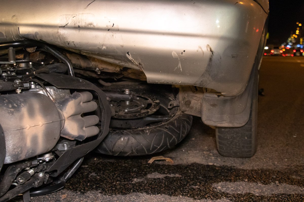 Мотоцикл приподнял заднюю часть автомобиля