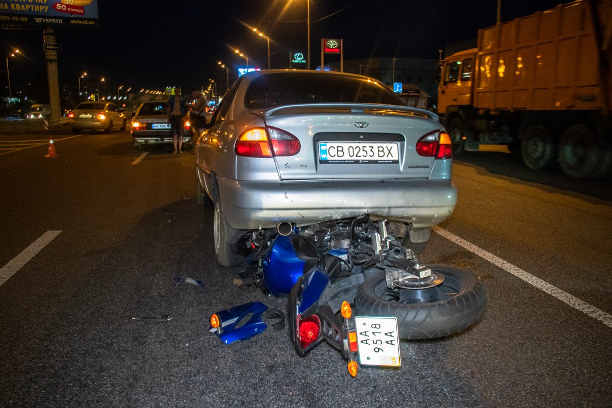 Байкер отлетел в Audi, которая ехала впереди