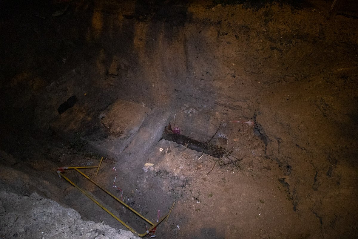 По словам местных жителей, в таком виде это место находится с начала мая