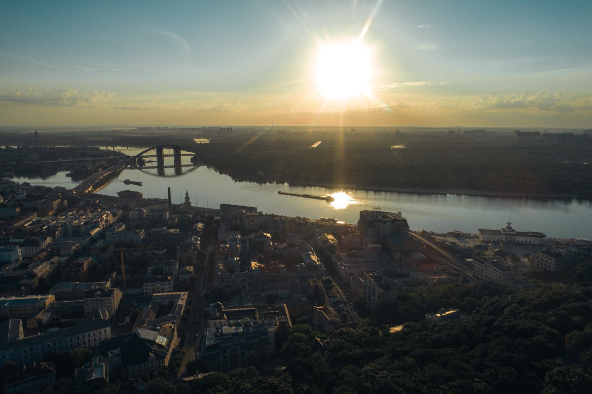 В будний день вместе с первыми лучами солнца просыпаются и жители Киева В будний день вместе с первыми лучами солнца просыпаются и жители Киева