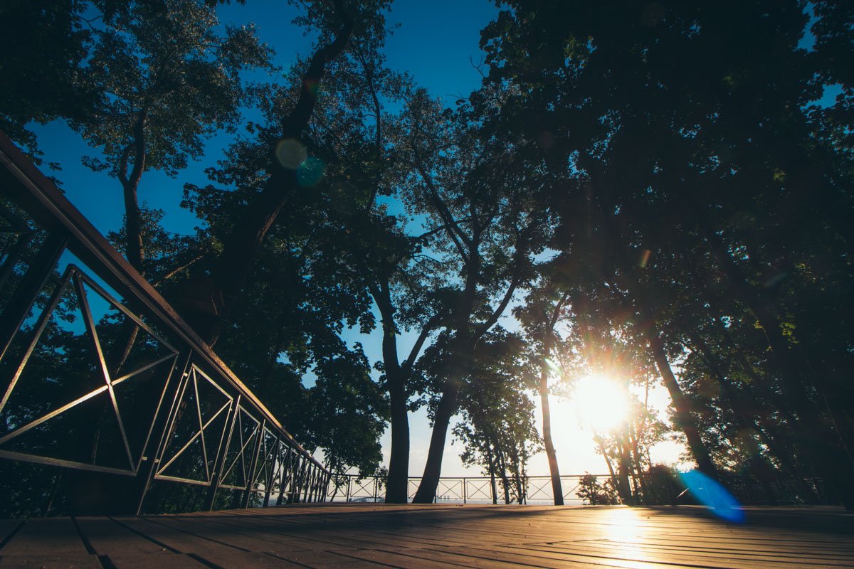 С разных точек можно наблюдать переливы реки Днепр и даже солнце на Подоле светит по-особенному С разных точек можно наблюдать переливы реки Днепр и даже солнце на Подоле светит по-особенному