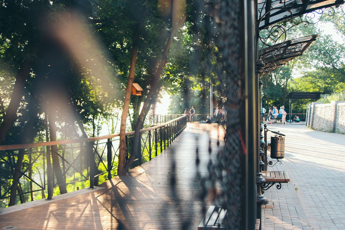 Если подняться по Андреевскому спуску вверх, можно увидеть береговую зону города в лучах солнца Если подняться по Андреевскому спуску вверх, можно увидеть береговую зону города в лучах солнца